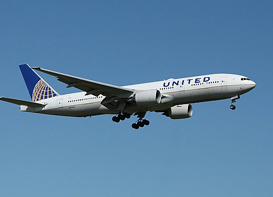 Foto ilustrasi pesawat yang baru saja melakukan take off atau naik ke udara dari landasan pacu