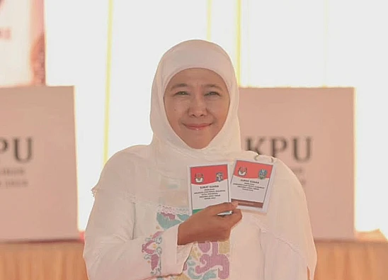 Foto calon gubernur Jawa Timur, Khofifah Indar Parawansa saat mencoblos di tempat pemungutan suara