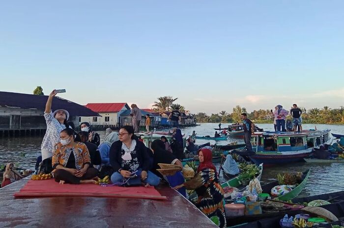 <p>Ket Foto: Foto pesona Pasar Terapung Lok Baintan Kalimantan Selatan (Foto/Instagram/@pasarterapunglokbaintan)</p>
