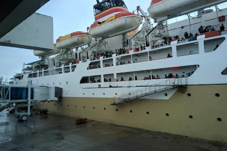 Ket. Foto: Ribuan Pemudik Memenuhi Pelabuhan Makassar Dikarenakan Takut Tidak Kebagian Tiket