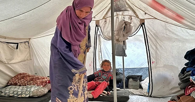 Ket. Foto: Pasukan Penjajah Israel Menahan Seorang Pria setelah Sebelumnya Menembaknya di Kota Meithaloun