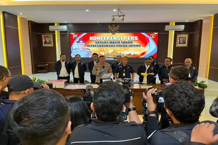 Tiga orang jaringan mafia tanah yang beraksi di Salatiga ditangkap Polda Jawa Tengah.