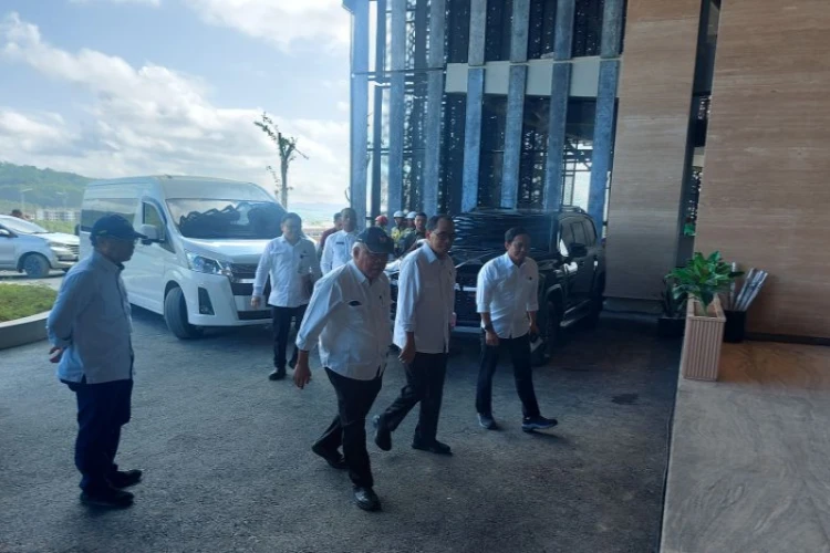 Ket. Foto: Terlihat Sejumlah Menteri Berdatangan ke Kantor Presiden di IKN untuk Rapat Perdana
