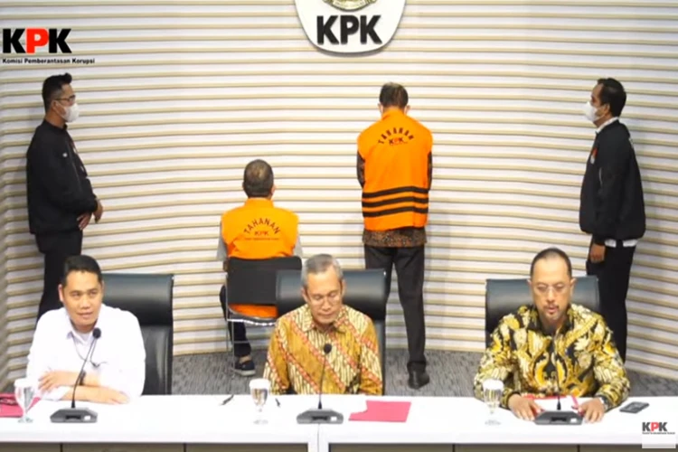 Dua pejabat PT Jasindo ditahan KPK atas dugaan korupsi pembayaran komisi agen.