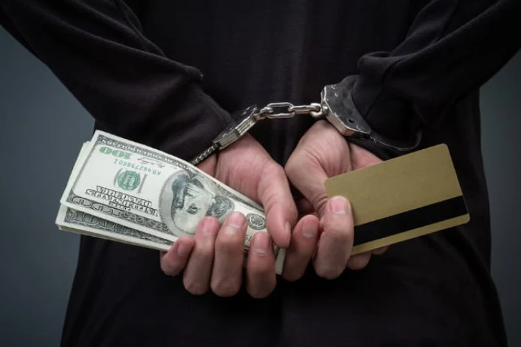 Mantan pegawai BPOM diduga terlibat pemerasan Rp3,495 miliar. Penggeledahan Bareskrim Polri ungkap fakta baru.