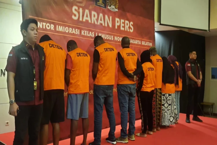 WNA di kawasan PIK Kota Tangerang banyak langgar aturan keimigrasian dan diamankan petugas.