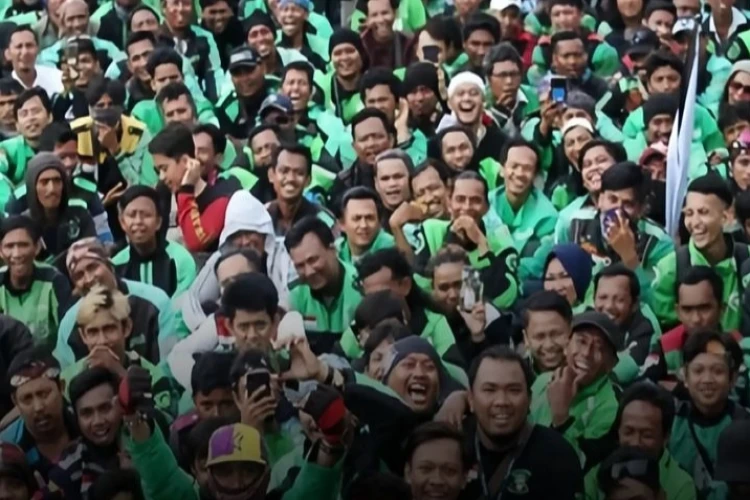 Ribuan pengemudi ojol dan kurir gelar demo di Istana Merdeka tuntut kenaikan tarif antaran barang.