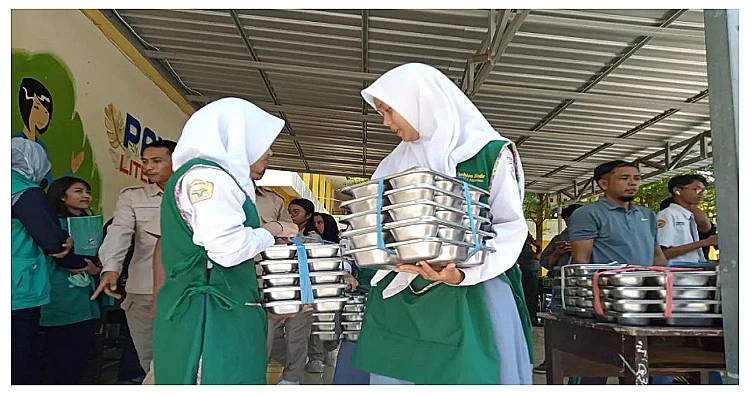 Suasana siswa menerima pembagian makan bergizi gratis (MBG) di SMKN 1 Mataram, Nusa Tenggara Barat.
