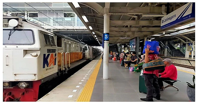 Penumpang kereta api jarak jauh di Stasiun Jatinegara.