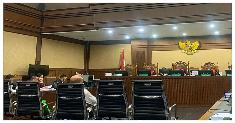 Advokat Ariyanto tengah memberikan kesaksian dalam sidang terkait dugaan suap untuk mempengaruhi putusan kasus korupsi CPO.