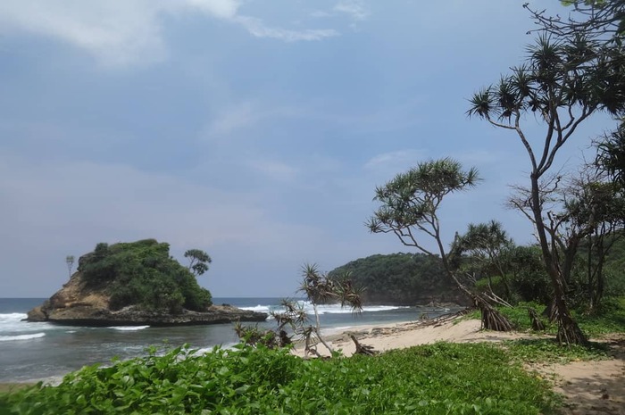 <p>Ket Foto: Pesona Pantai Jonggring Saloko Malang (Foto/Instagram/@pantaijonggringsaloko)	</p>
