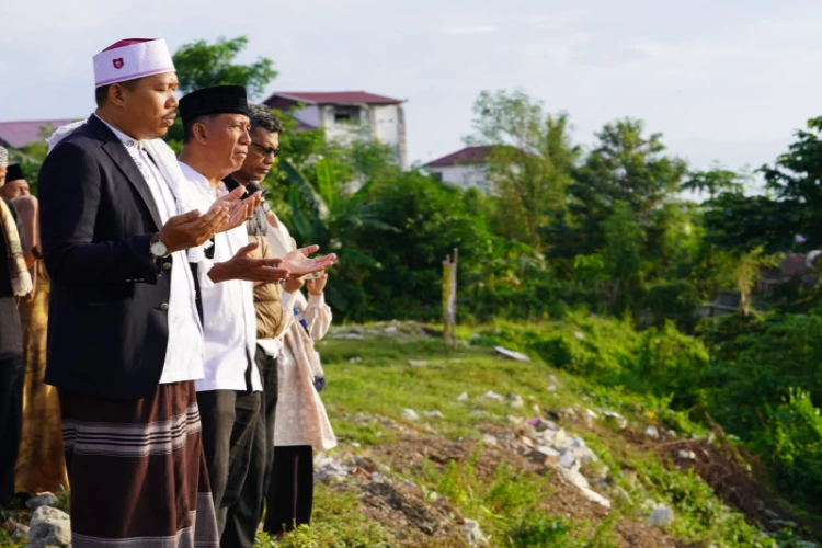 Ket. Foto: Pemerintah Kota Palu Melakukan Tabur Bunga di Bekas Likuefaksi