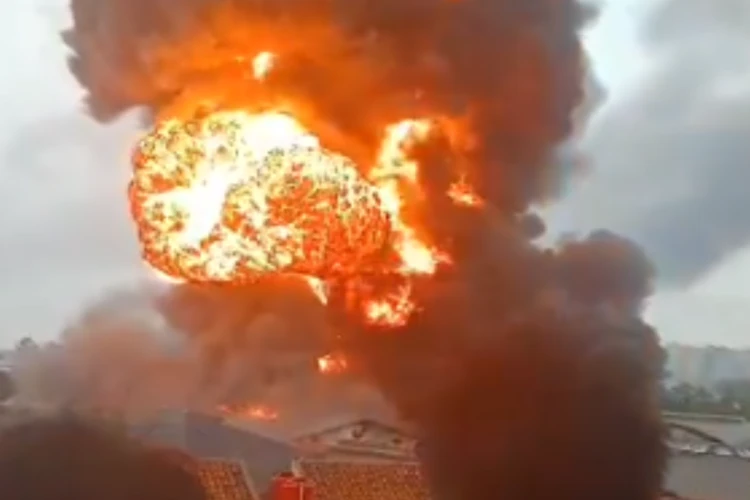 Tangkap layar video kebakaran pabrik di Karawaci Tangerang pada Senin 28 Oktober 2024