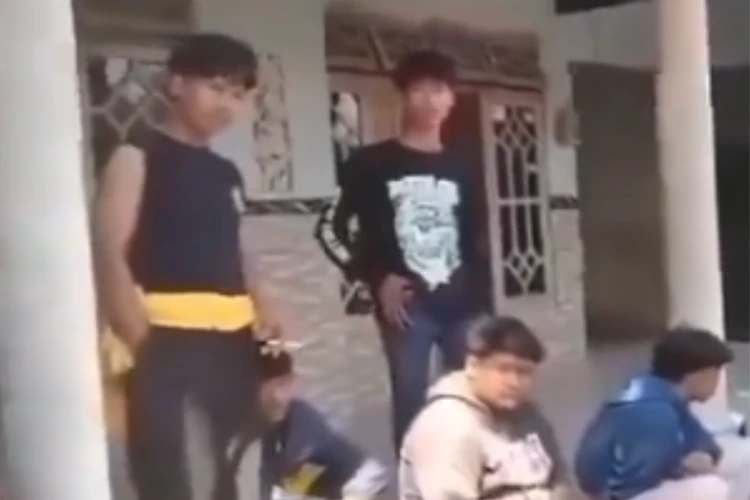 Tangkap layar video ketika seorang warga di Tulungagung menantang oknum pendekar pencak silat yang sedang berkumpul
