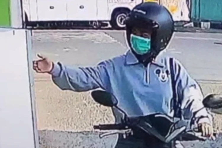 Tangkap layar video CCTV yang menampilkan pelaku yang melakukan aksi pencurian helm di Stasiun Mojokerto