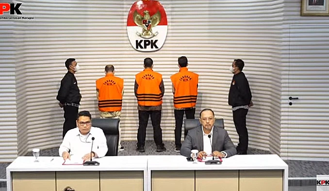 KPK menetapkan tiga orang sebagai tersangka baru kasus dugaan suap proyek jalur kereta api pada DJKA, Kemenhub.
