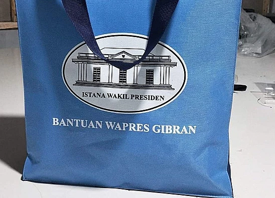 Potret tas biru untuk bantuan korban banjir betuliskan bantuan Wapres Gibran yang dikomentari Dokter Tifa