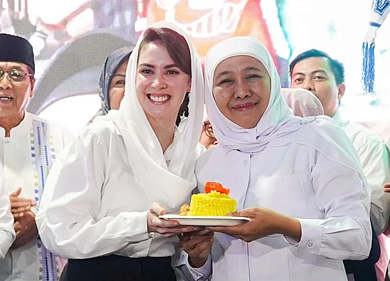 Potret cagub Jawa Timur nomor urut 2, Khofifah Indar Parawansa yang melakukan acara potong tumpeng