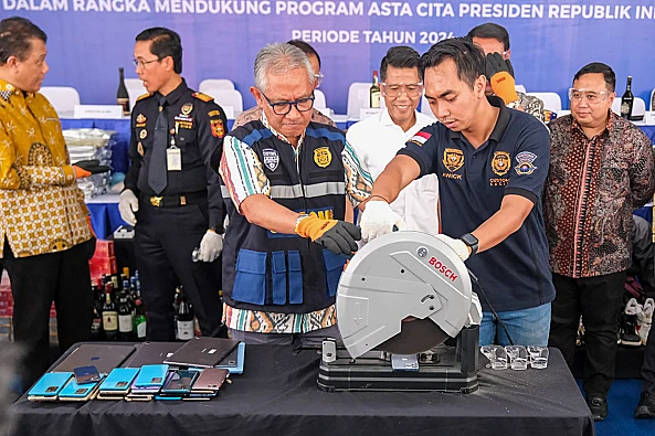 Bea Cukai Soekarno-Hatta amankan barang ilegal senilai Rp 2,9 miliar, potensi kerugian negara Rp 870 juta.