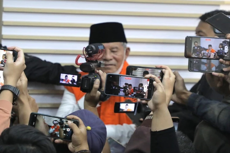 Ket. Foto: KPK Kembali Melakukan Penahanan 1 Orang Tersangka Penyuap Gubernur Maluku Utara (Foto/Instagram/@official.kpk)