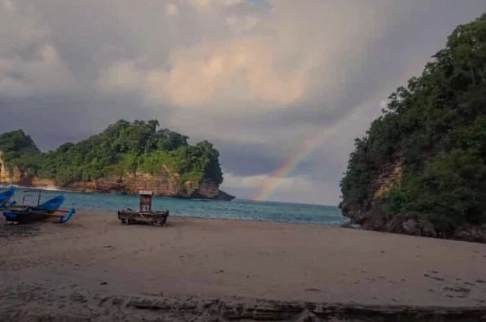 <p>Ket Foto: Pesona Pantai Bakung Jawa Timur (Foto/Instagram/@pantaibakungpacitan)	</p>
