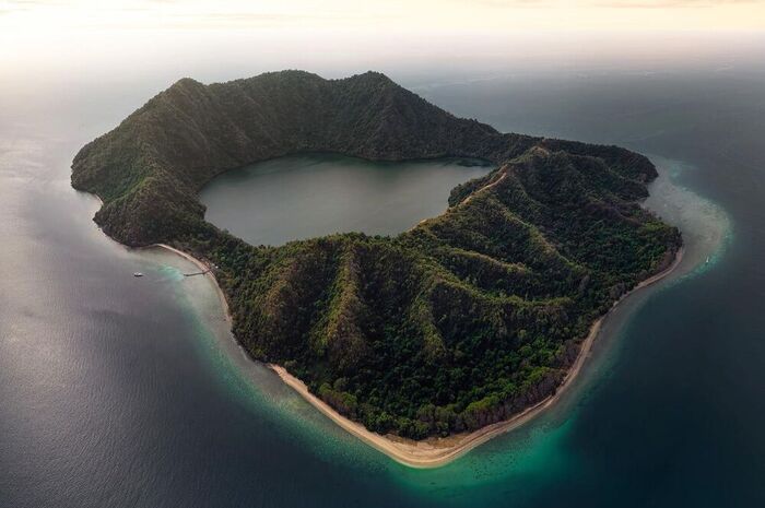 <p>Ket Foto: Pesona Pulau Satonda Dompu (Foto/Instagram/@fiklifetrip)</p>
