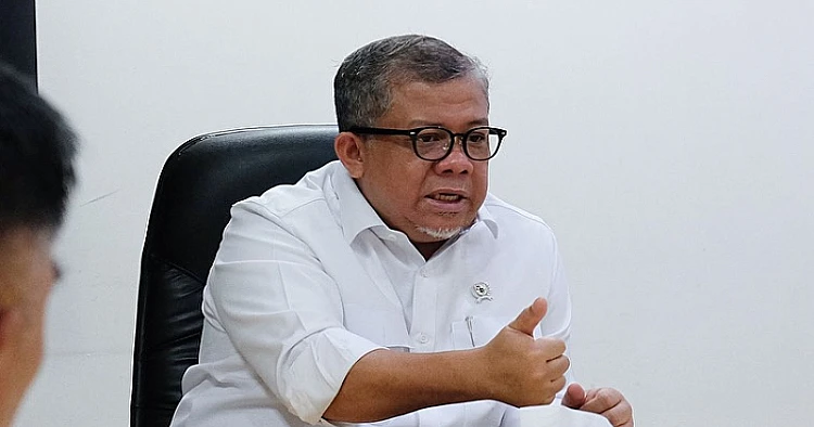 Potret Wakil Menteri Perumahan dan Kawasan Permukiman, Fahri Hamzah ketika menjelaskan sesuatu