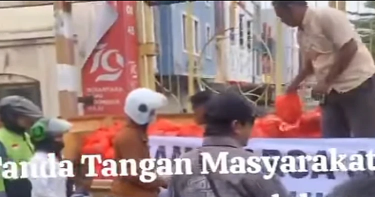 Tangkapan layar video yang menampilkan momen warga Jakbar beri dukungan ke UU TNI usai diberikan sembako