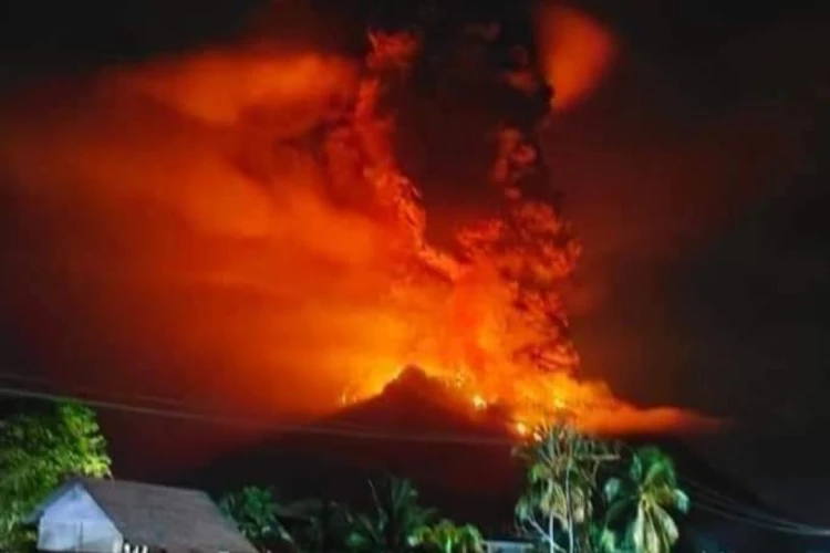 Gunung Ruang kembali mengalami erupsi pada Sabtu, 30 April 2024 dini hari.