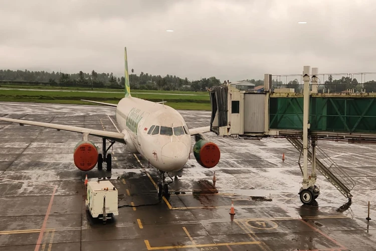 Bandara Sam Ratulangi Manado tertutup debu vulkanik Gunung Ruang hingga membuat operasional penerbangan terpaksa ditutup.