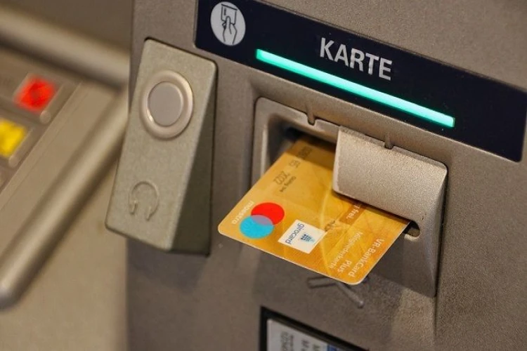 Tak bisa ambil uang gegara saldo kosong, pria di Sorong ini malah merusak mesin ATM.
