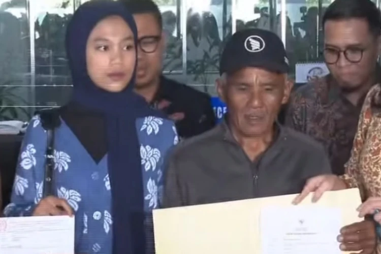 Keluarga korban penganiayaan, Dini Sera Afrianti, mendatangi kantor Komisi Yudisial (KY).