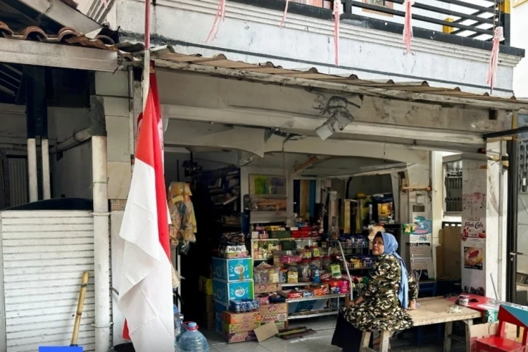 Pemilik warung di Jakarta protes Peraturan Pemerintah No 28/2024 dengan bendera setengah tiang, menilai aturan tersebut merugikan usaha kecil.