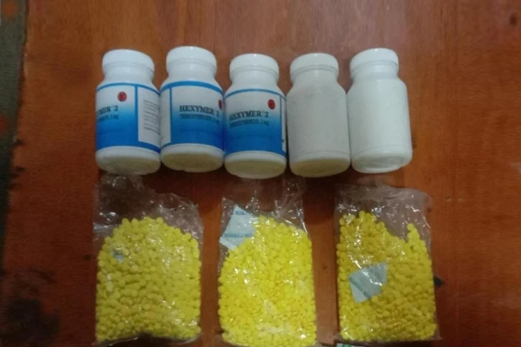Polisi tangkap 7 pengedar obat keras tramadol dan heximer di Jakarta Pusat, amankan ribuan butir barang bukti.