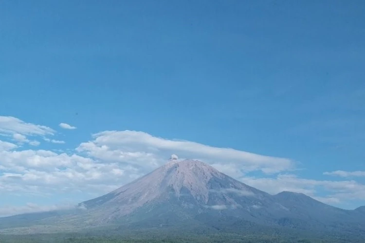 Ket. Foto: Gunung Semeru Kembali Erupsi