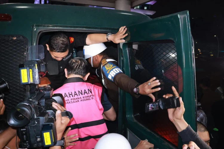 Tom Lembong dan mantan direktur PPI ditetapkan tersangka dalam kasus korupsi impor gula yang merugikan negara Rp 400 miliar.
