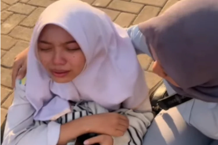 Tangkap layar video menampilkan mahasiswi menangis setelah mengetahui motornya hilang di Perpustakaan Lampung