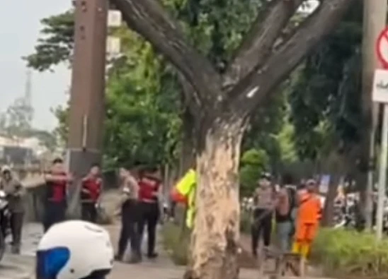 Tangkap layar video yang menampilkan aksi seorang pria menantang petugas kepolisian di Jakbar