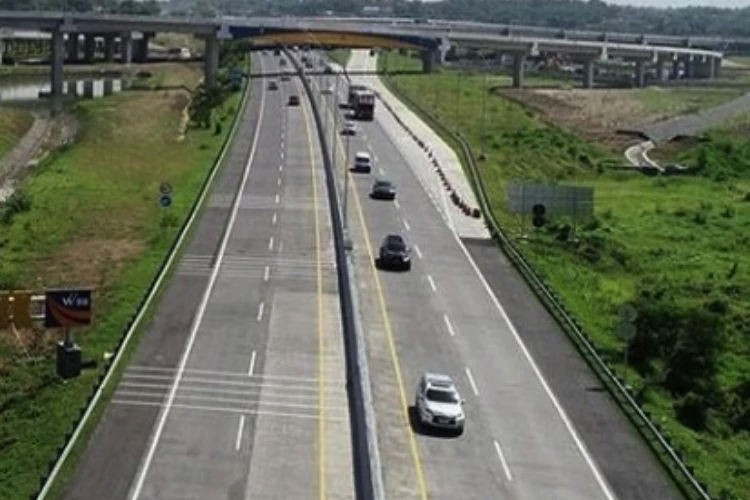 Memfungsikan sementara 22 km jalan tol yang sedang dibangun di Jalintim Sumatera