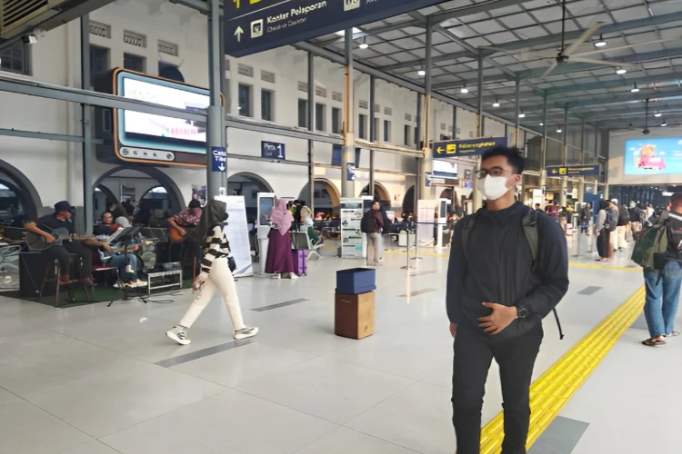 Ket. Foto: KAI Daop 1 Jakarta Memperkirakan Puncak Arus Mudik Idul Fitri 2024 Terjadi pada Tanggal 8 hingga 9 April 2024