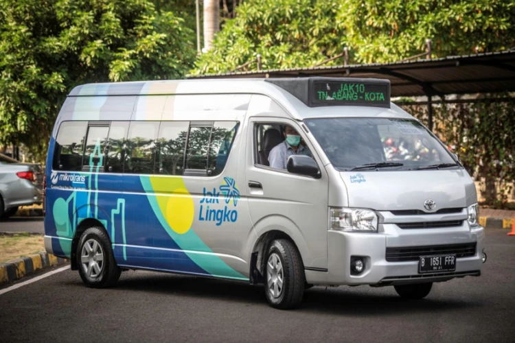 Operator atau sopir dari JakLingko Mikrotrans menuntut Pemerintah Provinsi DKI Jakarta membenahi mekanisme upah mereka.
