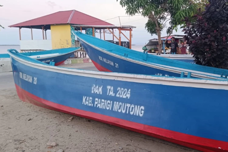 Ket Foto: Bantuan perahu Fiber yang diduga disalurkan tidak tepat sasaran dan diisukan akan diperjualbelikan