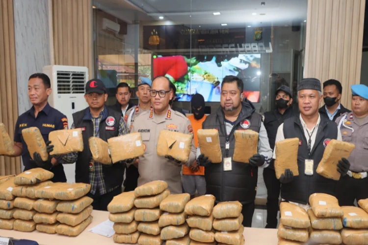 Polisi berhasil menggagalkan peredaran narkoba jenis sabu seberat 77 kilogram di Jakarta Utara.