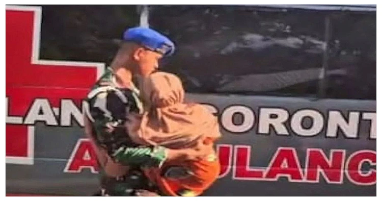 Personel Lanal Gorontalo mengevakuasi warga untuk dibawa ke Posko Lanal.