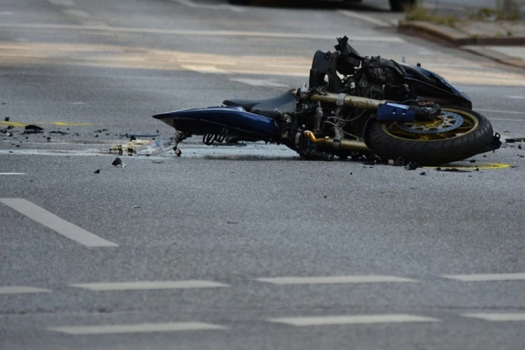 Kecelakaan maut terjadi di Cempaka Putih, Jakarta Pusat, di mana seorang pengendara motor tewas diserempet minibus yang kabur dari lokasi.