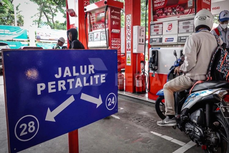 Isu penghentian Pertalite terbantahkan. Pertamina klarifikasi dan ajak masyarakat daftar QR Code untuk subsidi BBM.