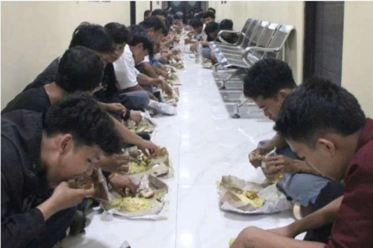 Para pendemo yang sempat ditahan usai membuat keributan saat unjuk rasa di Gedung DPR RI telah dibebaskan. Polda Metro Jaya beri penjelasan resmi.