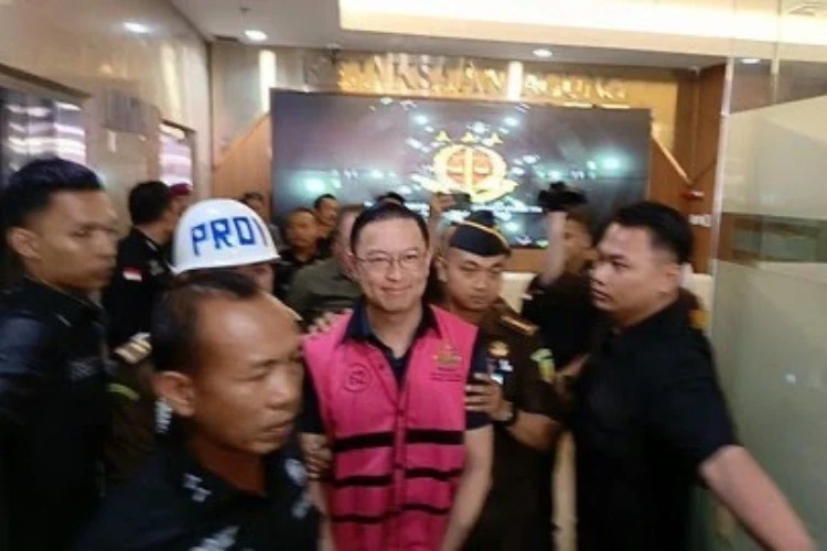 Tom Lembong ditetapkan sebagai tersangka korupsi impor gula, kerugian negara mencapai Rp400 miliar dari skandal ini.