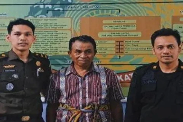 Mantan Kades di NTT, Milikhoir Haekase (tengah) ditetapkan tersangka korupsi dana desa Rp1,1 miliar, kini ditahan.