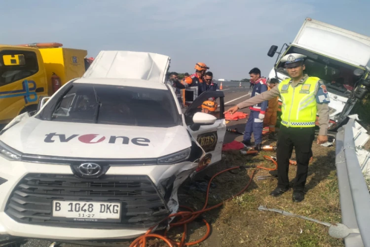 Kecelakaan tragis di Tol Pemalang menewaskan tiga kru TvOne, penyebabnya masih diselidiki oleh pihak kepolisian.
